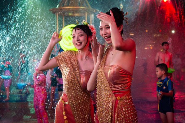 牛股远期策略 水火狂欢！深圳锦绣中华2025盛夏狂欢庆典盛大启幕